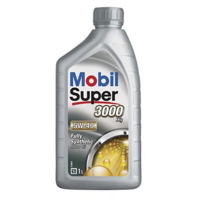En 1-liters flaske Mobil Super 3000 motorolje med grå kork og en etikett med blå, rød, svart og gull bokstaver sammen med et bilde av oljedråper.