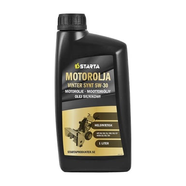 En enliters svart flaske Starta Engine Oil viser "MOTOROLJA VINTER SYNT 5W-30" på etiketten, sammen med et bilde av en snøfreser og produktdetaljer. Ulike språk vises også på etiketten.