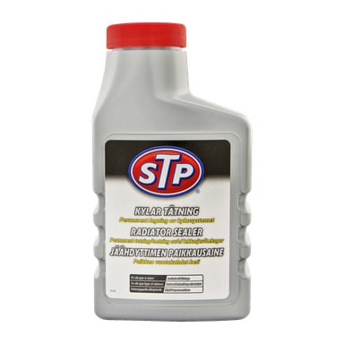 En grå STP Radiator Sealant-flaska med röd lock, som visar instruktioner för att täta radiatorläckor. Framsidan av etiketten visar STP-logotypen och produktdetaljer.
