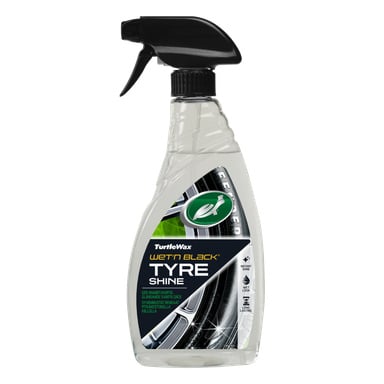 Läpinäkyvä Turtle Wax Wet N Black -suihkepullo, jossa on musta liipaisinsuutin, ja etiketti, jossa on kuva auton renkaasta sekä tuotetiedot.