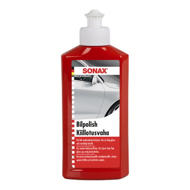 Punainen pullo Sonax Car Polishia, jossa on valkoinen korkki, jossa on etiketti, jossa on hopeinen auto ja teksti, että se on suunniteltu mattapintaisille autopinnoille.