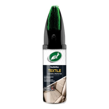 En boks med Turtle Wax Textile Cleaner toppet med en grønnbustet børste, som viste produktinformasjon og et bilde av et beige bilsete.