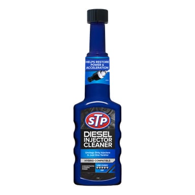 En blå STP Diesel Injector Cleaner-flaska med information om att återuppliva prestanda, rengöra insprutare, hybridanvändning och tips för användning.