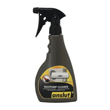Musta suihkepullo, jossa on Anslut-logo ja etiketissä "Heat pump cleaner", jossa on ilmastointilaitteen ja tuulettimen ikonit, seisoo keltaista taustaa vasten. Pullossa on laukaisusuutin.