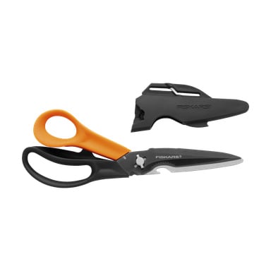 Fiskars Cuts+More mångsidiga saxar med klara orange och svarta handtag är delvis öppna och ligger bredvid ett svart hölje märkt med Fiskars-märket.
