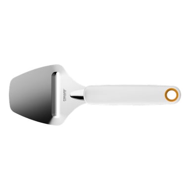 Fiskars Functional Form -juustoviipalointilaite, jossa on leveä, litteä metalliterä ja valkoinen kahva, jota korostaa oranssi rengas, ja se on tarkoitettu juuston ohueksi viipaloimiseen.