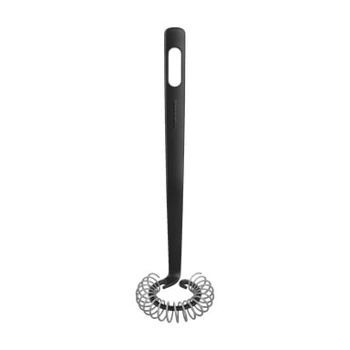 Fiskars Spiral Whisk Functional Form: ett elegant svart köksredskap med ett förlängt handtag som har en rektangulär öppning nära toppen, som slutar i en spiralformad, fjäderformad visp perfekt för att blanda eller vispa ingredienser.