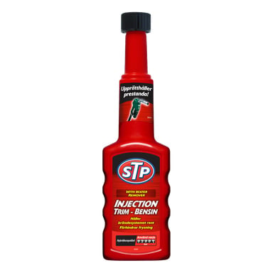En röd STP "Cleaning the engine" bränslesystemrengöringsflaska med svart kork och produktdetaljer synliga på etiketten.