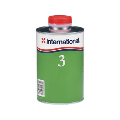 En 1-liters metallboks med International Thinner nr. 3 med rød kork og etikett i grønt, hvitt, rødt og blått. En strekkode er synlig på venstre side av boksen.