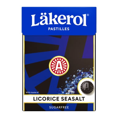 En rektangulær Läkerol Big Pack-boks med blå topp og svart bunn, dekorert med geometriske mønstre. Esken har ordene «Lakrissalt», sammen med bilder av pastillegodteri og saltkrystaller, og indikerer at den er sukkerfri.