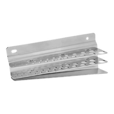 En sølvfarget metallholder med to skrå, perforerte hyller og monteringshull på baksiden, designet for å organisere eller lagre ting som bor eller verktøy.