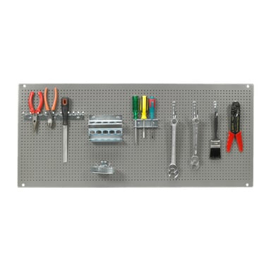 Et Hard Head-verktøypanel viser tang, en fil, ulike skrutrekkere, skiftenøkler, en malerpensel, en trådstripper og oppbevaringsbraketter, alt pent arrangert i én rad.