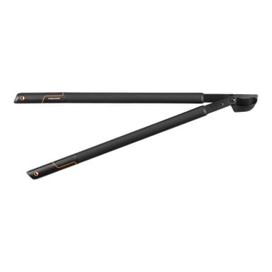 Svarta och orange Fiskars-axers med raka, långa handtag och ett böjt vinklat blad för att klippa grenar och trädgårdsarbete.
