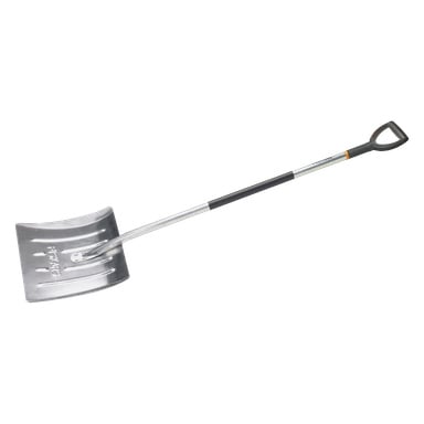 En Fiskars aluminiums snøskovl med et bredt, buet metallblad og et utvidet håndtak som inkluderer svart grep og D-formet ende.