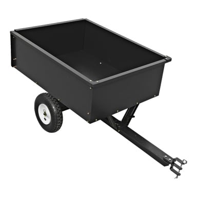 Ein schwarzer Metallanhänger von Meec Tools, der für Rasenmäher konzipiert ist, wird gezeigt, mit zwei Rädern, einer offenen rechteckigen Ladefläche und einer Kupplung zum Anschließen an ein Fahrzeug oder Rasentraktor. Der Wohnwagen ist leer.