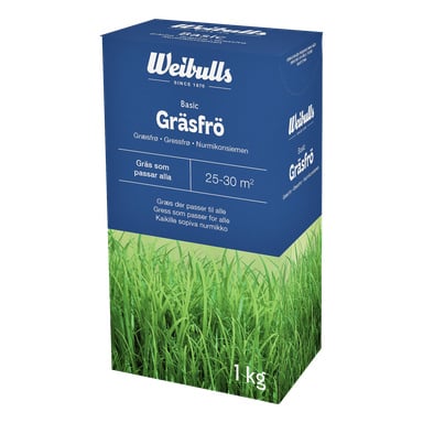 1 kg paketti Weibulls Basic -ruohonsiemeniä sinisessä pakkauksessa, jossa näkyy kuva rehevästä vihreästä ruohosta lähellä pohjaa. Etiketissä mainitaan 25–30 neliömetrin peitto ja soveltuvuus erilaisiin nurmikkotyyppeihin.