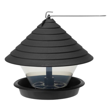 Der Orthex Vogelfutterspender ist ein schwarzes, kegelförmiges Design mit einem transparenten Mittelteil und einer Schale an der Basis. Es soll an einem Metallhaken aufgehängt werden und wirkt leer.