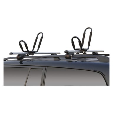 Et nærbilde viser et svart biltak utstyrt med en Hamron Kayak carrier 2-pack montert på takrailene. Bærerne har polstrede støtter og sterke metallrammer, bygget for å trygt holde kajakker under transport.