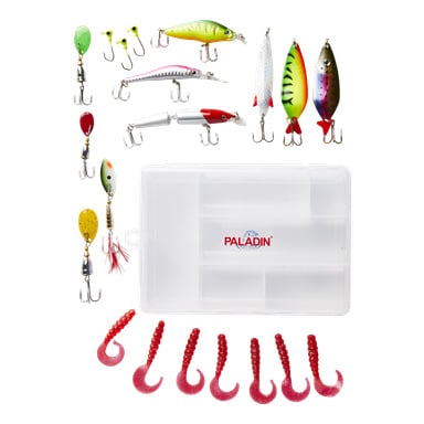Kayoba Rigs fiskeredskapskit i 20 delar med ett urval av drag, inklusive bright spinners, crankbaits, skedar och mjuka plastlarver, allt prydligt arrangerat i en genomskinlig plastlåda med flera sektioner.