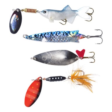 Fyra beten från Kayoba Rigs fyrdelade set visas i en vertikal rad: ett format som fisk, ett med blå spegelfinish, ett annat silverfärgat drag med röda accenter och ett sista drag med röda fläckar och orange fjädrar.