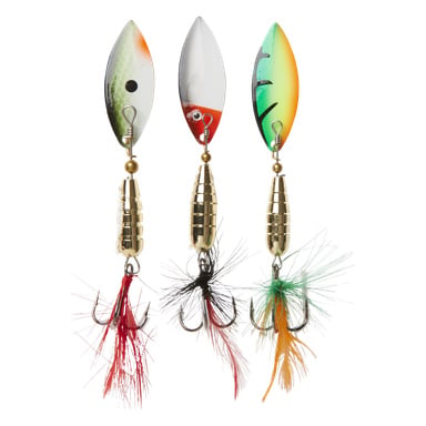 Tre Kayoba Spinner-fiskebeten med blanka metallkroppar och färgglada fjäderkrokar, visade i mönster i rött och vitt, svart och vitt samt grönt med gult.