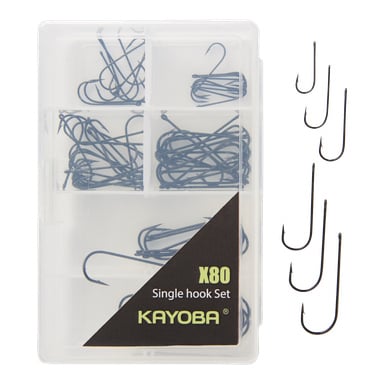 Przezroczyste plastikowe pudełko z sześcioma sekcjami zawiera kilka pojedynczych haczyków wędkarskich. Na etykiecie jest napisane: "Hook set 80 pieces Kayoba." Po prawej stronie pudełka ułożonych jest pięć indywidualnych haczyków.