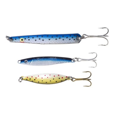 Sölvkroken skjesett har tre fiskeagn: ett øverst i blått med mørke flekker, et annet i blått og sølvfarget mønster, og et tredje agn nederst farget hvitt med røde og svarte prikker. Alle tre agnene har festede trekroker.