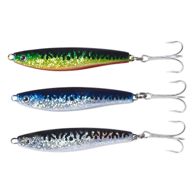 Et sett med tre Sölvkroken Jensen Pirken skje-agn med trekroker, med metallisk glitterfinish i grønne, blå og sølvfarger, er plassert side om side.