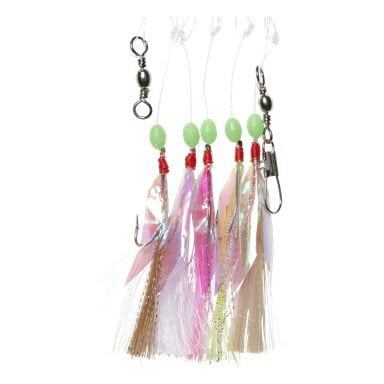 Fem fiskebeten från Sölvkroken Rig, dekorerade med reflekterande rosa, vita och beige streamers, är var och en fästa vid transparenta fiskelinor med gröna pärlor, metallsvivlar och klämmor.