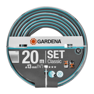 Zestaw węża Gardena Classic o długości 20 metrów o średnicy 13 mm jest zwinięty i pakowany razem z złączami. Na pudełku widnieje szczegóły produktu wraz z logo Gardena.