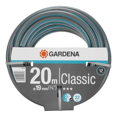 En upprullad Gardena Classic trädgårdsslang, 20 meter lång och 19 millimeter (3/4 tum) i diameter, med produktmärke och specifikationer tryckta på förpackningen.