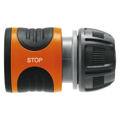 Närbild av en trädgårdsslangskontakt med Gardena Stop-kontakt med en orange och svart kropp märkt "STOP" till vänster. Höger sida är grå och svart, designad med räfflade grepp för enkel åtstramning eller lossning.