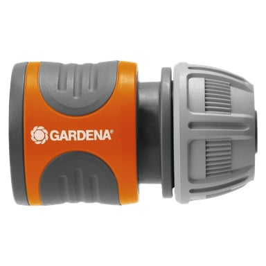 En Gardena Quick-connector med en plastkropp i orange och grått, med Gardena-loggan på vänster sida och ett texturerat greppområde på höger sida.