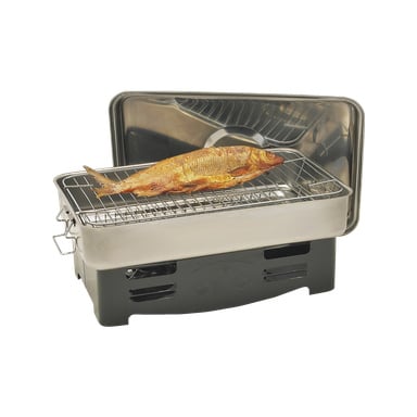 En hel røkt fisk står på et metallstativ inne i den åpne Fladen Smoker Box, og viser tydelig frem det blanke interiøret i rustfritt stål.