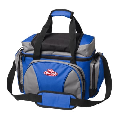 Blå och grå Berkley Fishing Bag med svarta remmar, en rymlig framficka med dragkedja, extra sidofack och en vadderad axelrem.