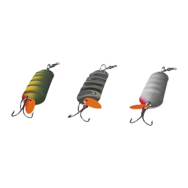 Tre Abu Garcia "Spoon set Atom"-beten, var och en med en trekrok och ett orange spinnerblad. Setet innehåller ett drag med fiskfjäll, ett annat med randiga markeringar och ett tredje med grå kropp accentuerad av en röd spets.