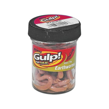 Plastikowy słoik z czarną pokrywką ma etykietę Berkley Powerbait Gulp Power Naturals, wskazującą, że zawiera 12 sztucznych przynęt na dżdżownice. Żółta etykieta słoika ma czerwone akcenty i zawiera tekst promocyjny dotyczący wędkarstwa.