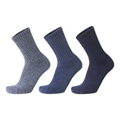 Kolme miehistön mittaista sukkaa Bluewear Denim 3-packista on esillä rinnakkain vaaleansinisessä, keskisinisessä ja tumman laivastonsinisessä sävyssä. Jokainen sukka on esillä näkymättömällä jalkahahmolla.