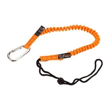 Kratos Tool säkerhetsnyckel med orange elastisk rem, en metallkarbinhake i ena änden, en svart justerbar ögla i motsatt ände, och Kratos-märkning längs hela dess längd.