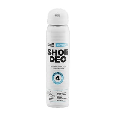 Wysoka biała puszka aerozolu oznaczona jako Kvill Shoe Spray Shoe Deo pokazuje instrukcje użytkowania i wskazuje, że eliminuje zapachy, aby buty były świeże. Nadaje się do tkanin, skóry i materiałów syntetycznych.