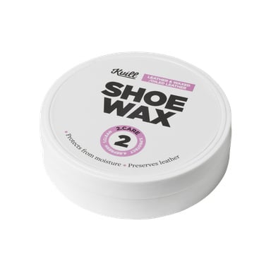 Okrągły biały pojemnik wosku Kvill Shoe Wax, oznaczony etykietą wskazującą, że nadaje się zarówno do skóry, jak i do skóry woskowanej lub olejowanej, podkreślając zalety takie jak ochrona przed wilgocią i utrzymanie stanu skóry.