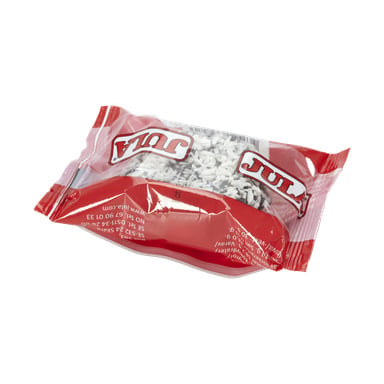 En delvis genomskinlig röd och genomskinlig plastpåse märkt Jula innehåller chokladbollar, där den genomskinliga delen avslöjar några av chokladen inuti.