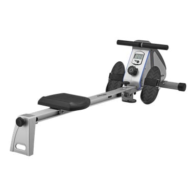 Eine silber-schwarze Kayoba Indoor-Rudermaschine mit gepolstertem Sitz, verstellbaren Fußstützen, ergonomischem Lenker und einem digitalen Bildschirm zur Erfassung von Übungsdaten.
