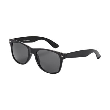 Para okularów Kayoba w klasycznym czarnym stylu Wayfarer z ciemnymi szkłami, ustawione pod lekkim kątem.