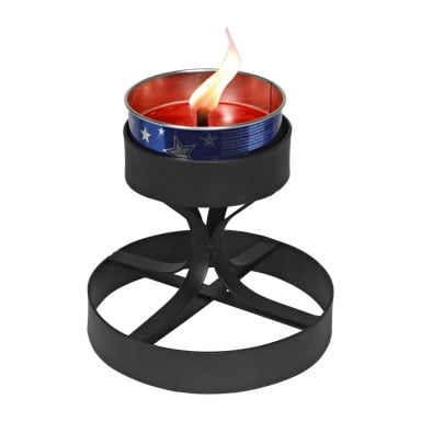 En Menuett Outdoors-ljusstake visar en cirkulär metallbehållare med en livfull röd insida och dekorativa stjärnutskärningar, upplysta av en glödande gulorange låga. Hållaren är upphöjd på ett elegant svart metallstativ med graciöst korsande böjda stöd.