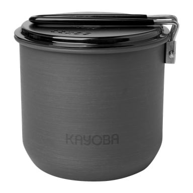Mattamusta Kayoba Outdoor -ruukku, jossa on taittuva kahva ja kansi, jossa on pienet viemäriaukot. "Kayoba Outdoor" on painettu kattilan etupuolelle.