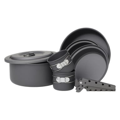 Tummanharmaa Kayoba Outdoor Cookware -setti sisältää kahdeksan osaa: kaksi kattilaa, kannen, kaksi lautasta, kaksi taitettavalla kahvalla varustettua kuppia sekä joko välineen tai kahvan.