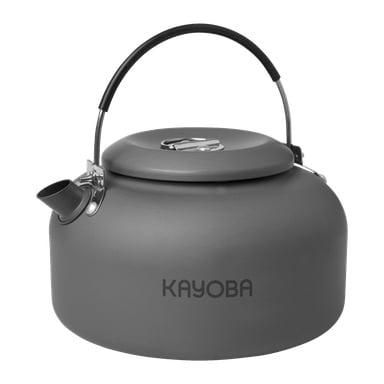 Mattaharmaa metallinen tee- tai kahvipannu Kayoba Outdoorilta, jossa on musta kahva, lyhyt nokka ja sivulla "KAYOBA". Kattilassa on litteä, pyöreä kansi, jonka päällä on pieni metallinen nappi.