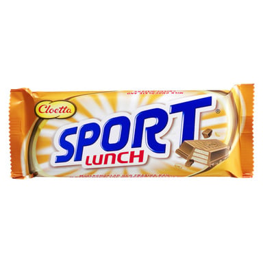 En oöppnad chokladkaka från Cloetta Sports Lunch i ljusorange förpackning, med framträdande blå och röda bokstäver och en bild på chokladbitar fyllda med wafers på högra sidan av förpackningen.