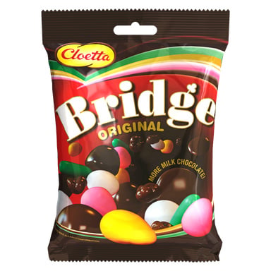 Cloetta Bridgeblandning Original -paketti, jossa on värikkäitä karkkipäällysteisiä ja suklaalla kuorrutettuja herkkuja, ja etupuolella lukee "More Milk Chocolate".